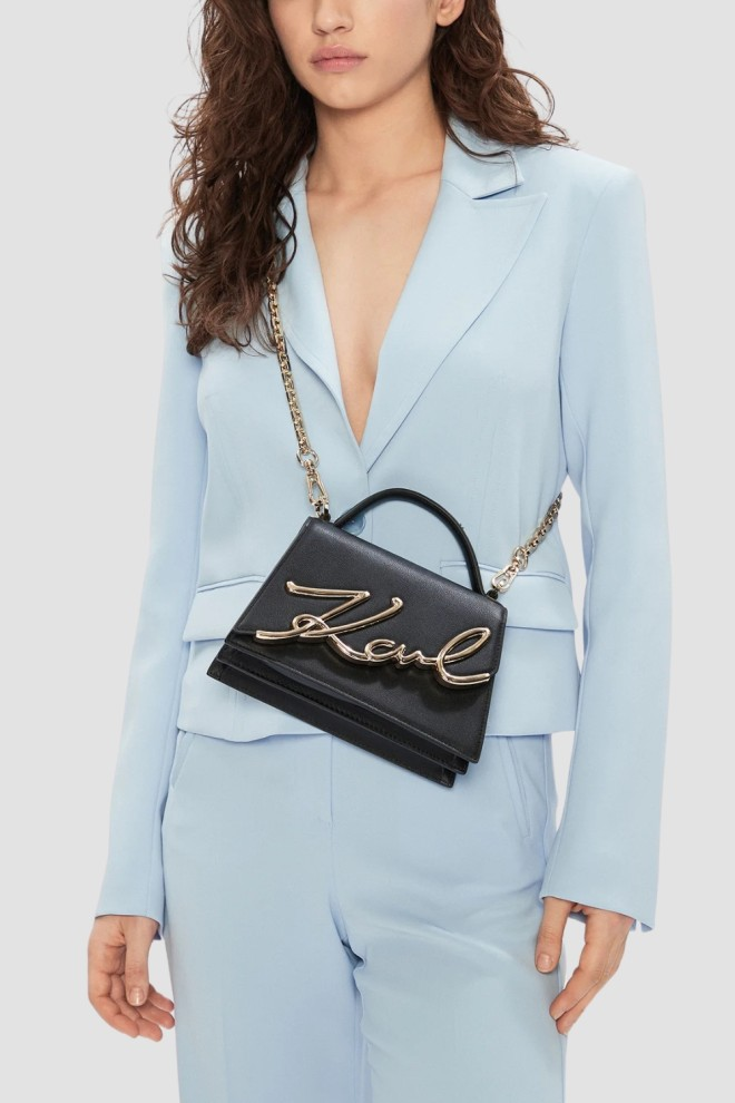 kobieta w odzieży i z torebką marki Karl Lagerfeld